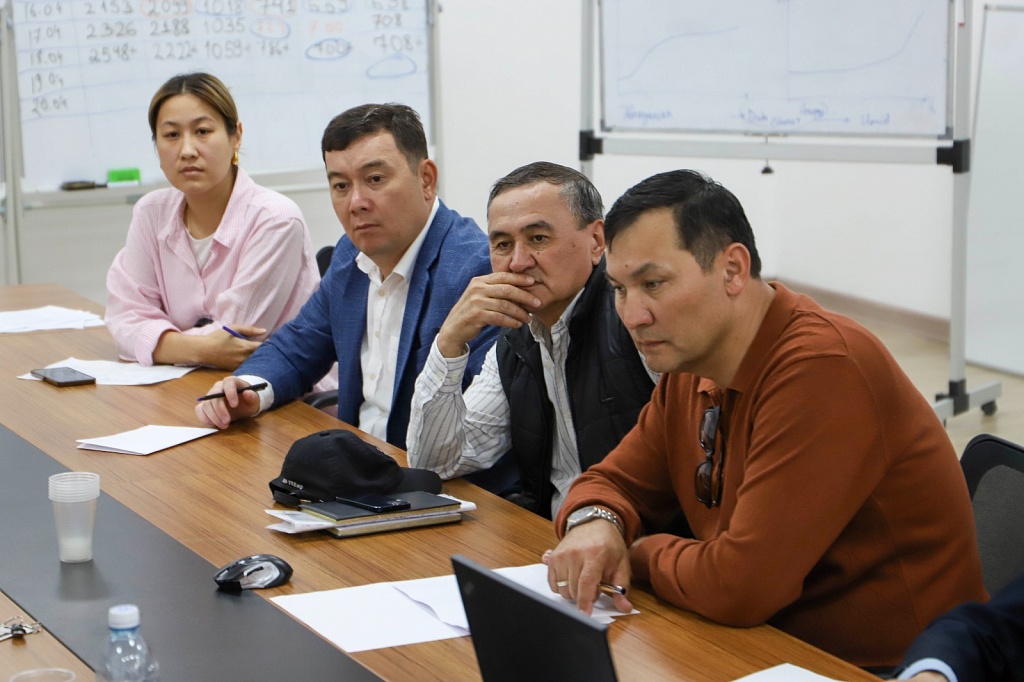 Scientists at the operational headquarters met with specialists