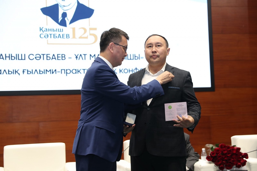 Kanat Auesbai was awarded the badge  "For merits in the development of science"