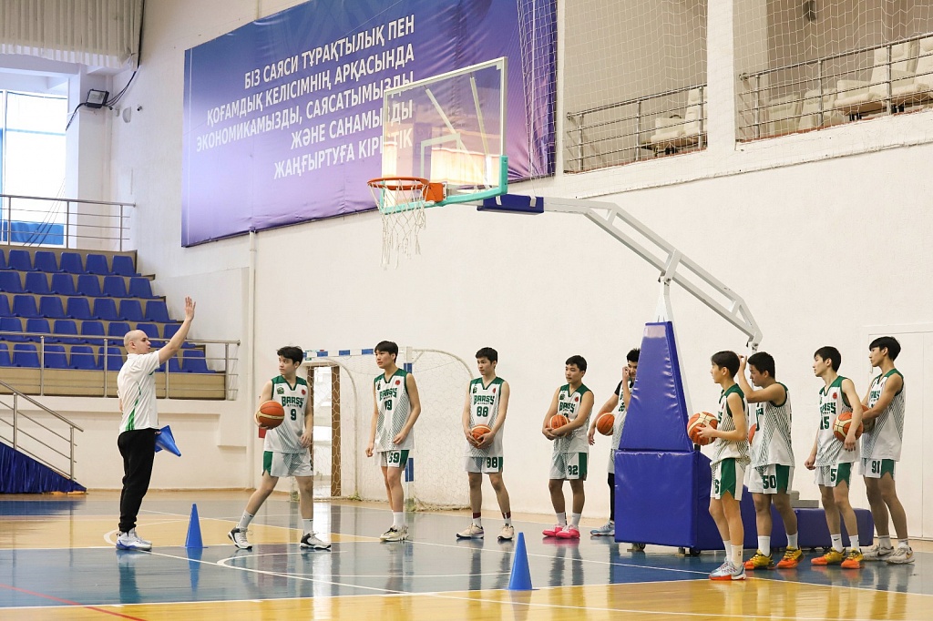 Students received new knowledge in basketball